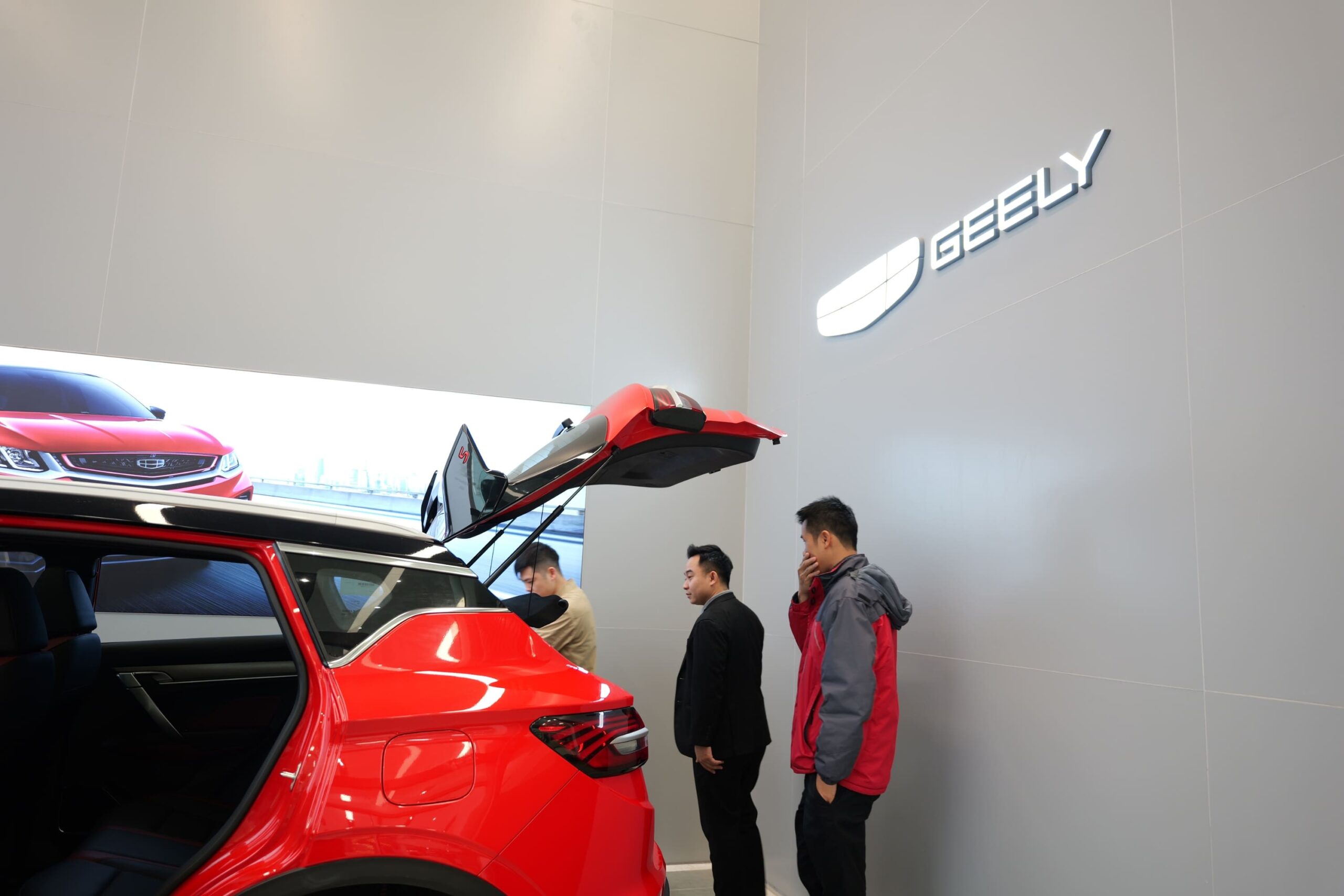 Đội ngũ Geely Cà Mau hỗ trợ khách hàng nhiệt tình