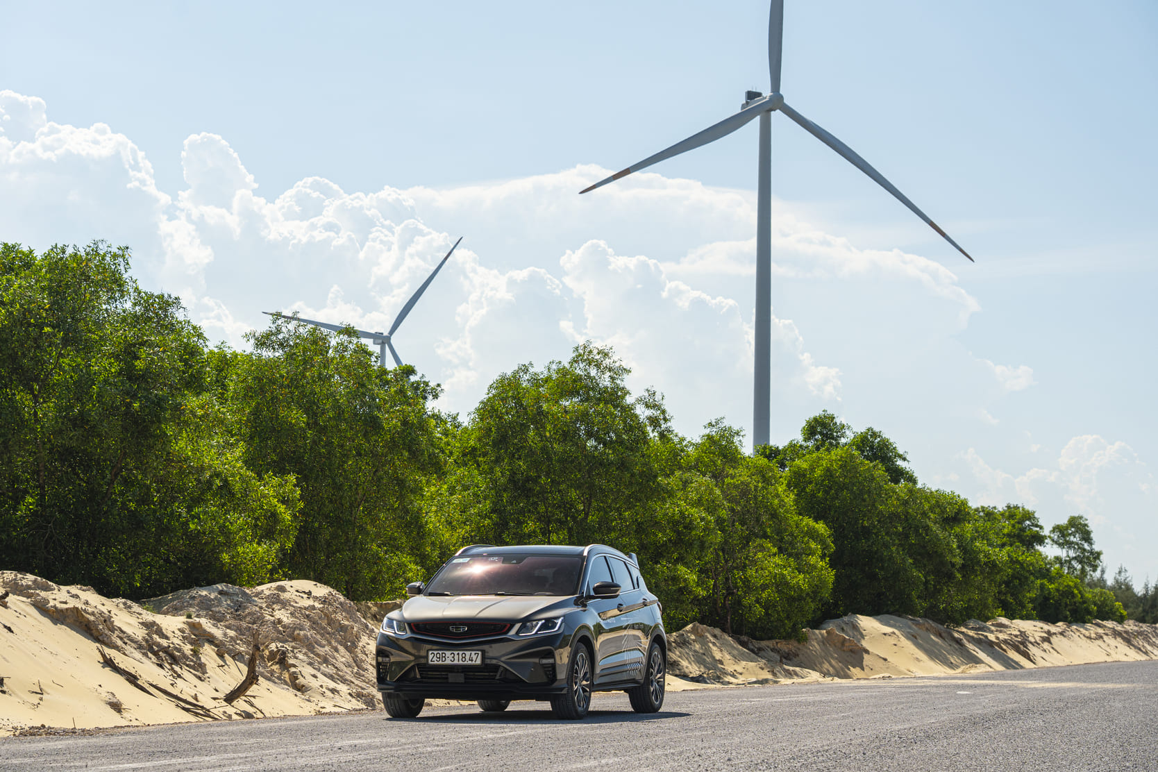 Trên cánh đồng điện gió Quảng Bình, khoang lái Geely Coolray tĩnh lặng như không gian riêng tư.